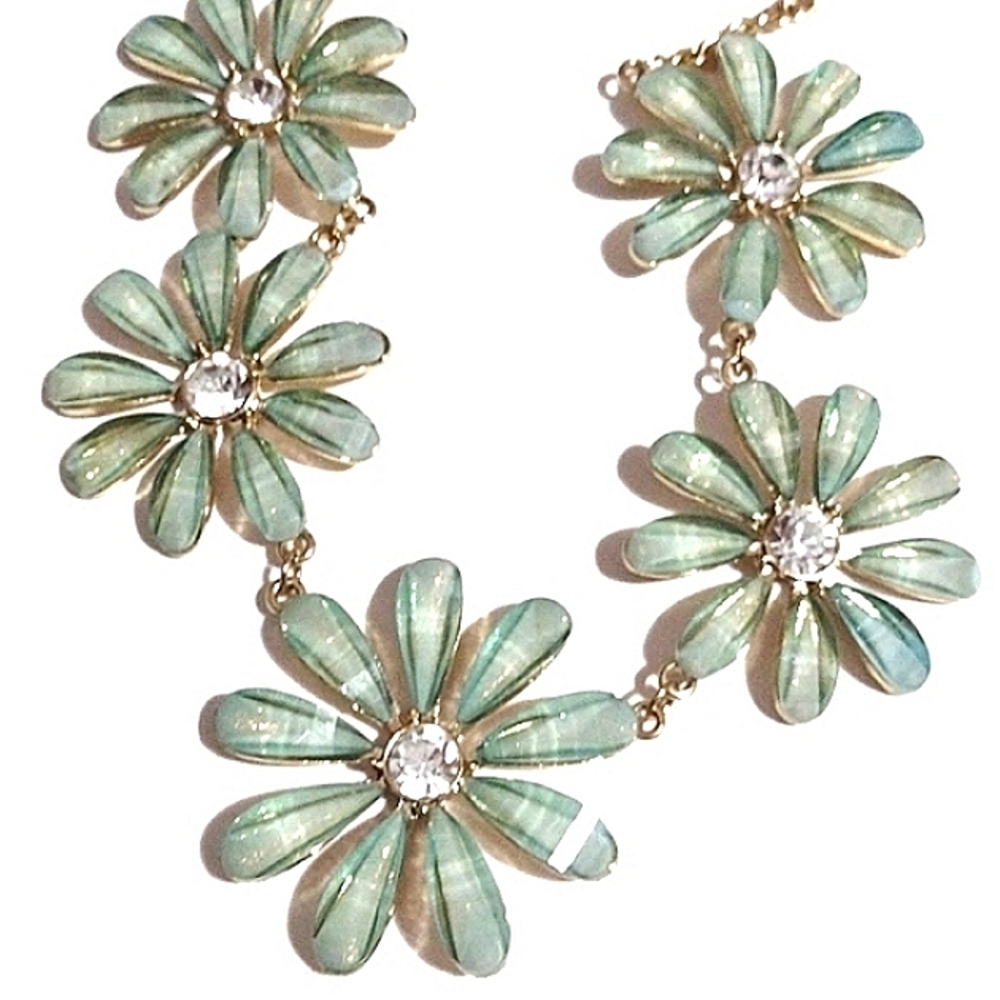VINTAGE GREEN LUCITE PETALS AND RHINESTONES FLORAL BIB GOLD-TONE 17-20"NECKLACE - Picture 8 of 11